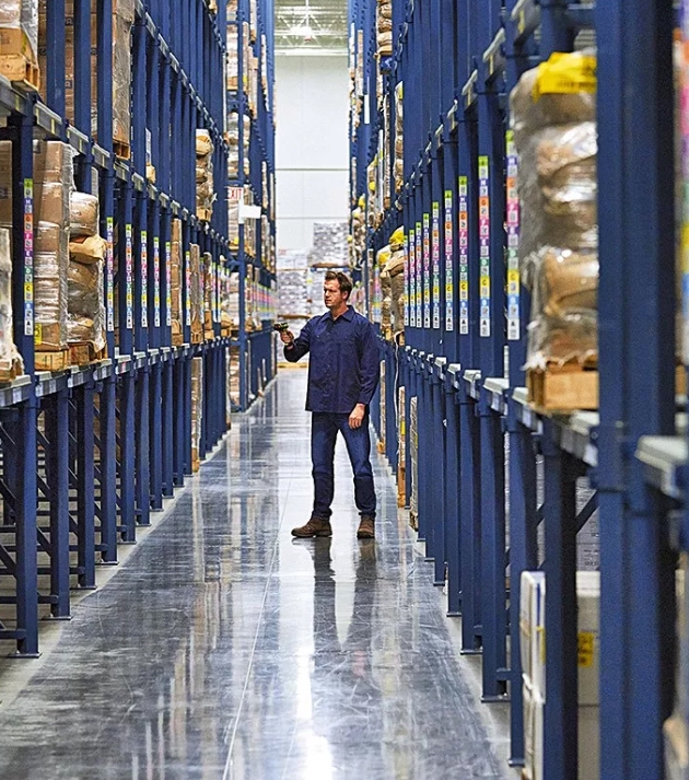 <br>          Нет, никакой проблемы в том, чтобы вести учет на складе, малого или среднего предприятия. Необходимо пригласить логиста, кладовщика, поставить компьютер и загрузить в него 1С.<br>          На большинстве малых предприятий все вышеперечисленное роскошь, но даже там где это сделано реального учета нет. Для того чтобы он заработал, необходима производственная дисциплина, а она либо есть, либо нет. То есть дисциплины не бывает наполовину, поэтому чаще всего ее нет совсем. А если так, то на складе, царит энтропия.<br>          Интересное решение нашли в некоторых транспортных компаниях. Там все грузы штрих-кодируются, а работники ходят с сетевыми терминалами. Получается, что за логистикой следит компьютер, а действия человека сводятся к наклейке этикеток и сканированию кодов.<br>          Еще одной проблемой складского учета, является прием товара, особенно если он в большом ассортименте. Представьте себе учет на предприятии производства окон. Сотни видов шпингалетов, саморезов, анкеров, гаек и шайб. Нередко наименования пишутся в несколько строк и содержат различные аббревиатуры и цифровые значения. Все это необходимо занести в справочник, а затем выбрать из него. Если ассортимент часто меняется, это становится настоящим испытанием для работников склада.<br>          Кажется, мне удалость решить эти проблемы, при помощи сервиса онлайн-склад.<br>          Основные принципы, которые я использовал это: отсутствие дисциплины и какого либо оборудования на месте. Если кто-то пвтается забрать или отдать товар со склада, необходимо только отсканировать код. Если товар принимается, нужно наклеить на него этикетку. Если он групповой, этикетка клеится на коробку. В качестве терминала используется смартфон, без каких-бы то ни было дополнительных приложений. Все же необходим компьютер и принтер, для печати этикеток, но он может быть установлен вне склада и вот почему.<br>          Принцип работы сервиса в том, что до поступления товар или материалы должны быть либо оплачены, либо заказаны у производителя или продавца. А следовательно он выпишет счет. Запросить счет в PDF настолько тривиальная процедура, что примем это за фром-фактор. Его можно получить на Viber, WhatsApp или электронную почту, после чего счет загружается в мой сервис. Там он автоматически распознается и генерируются этикетки с QRкодами. Как правило, между выпиской счета и приходом товара проходит несколько часов или даже дней, за это время этикетки можно распечатать и привезти на склад, а с приходом товара наклеить. При помощи смартфона и этих же этикеток делается отметка о прибытии товара. Если товар залежался таким же образом проводится ревизия и сверка остатков. При списании код снова сканируется, после чего остаток переносится со склада в журнал реализации.<br>          На подготовительном этапе каждому работнику склада присваивается пароль, который он вводит при первом сканировании. Собственно это весь принцип работы.   <br>           Приятного использования.<br>